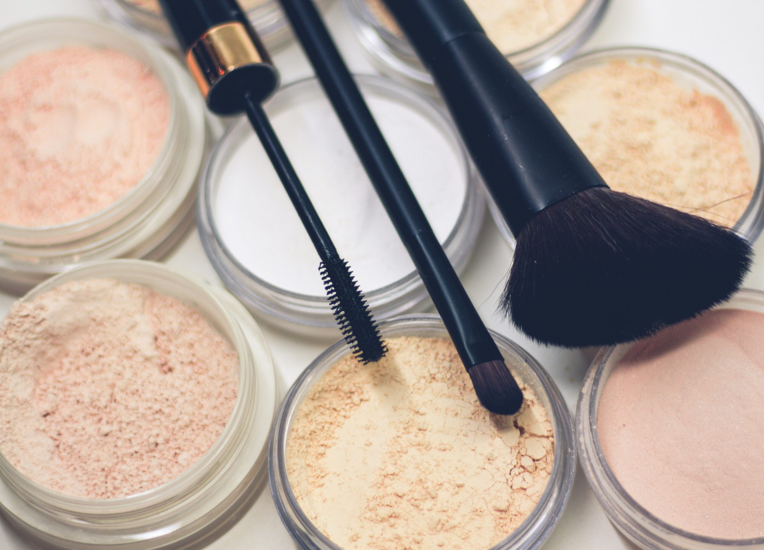make up powders and brushes